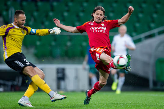 Slask Wroclaws målvakt Kamil Dankowski sparkar undan