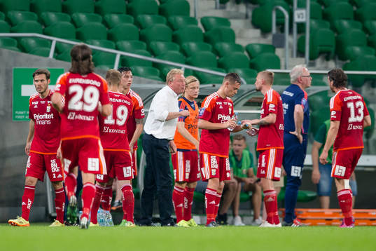 IFK Göteborgs tränare Jörgen Lennartsson instruerar sitt