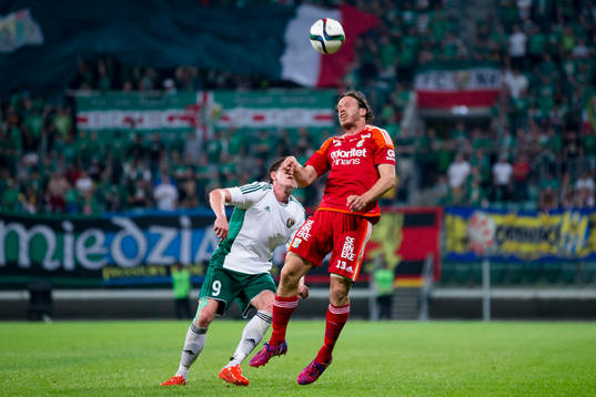 IFK Göteborgs Gustav Svensson vinner en nickduell mot