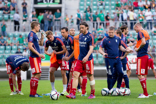 IFK Göteborg värmer upp innan fotbollsmatchen i kvalet