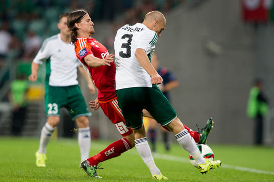 IFK Göteborgs Lasse Vibe pressar Slask Wroclaws Piotr