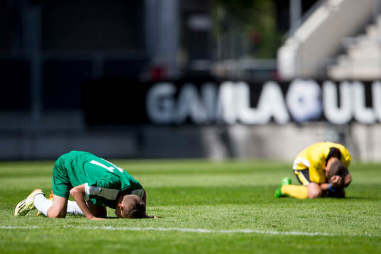 En Hammarby spelare jublar av glädje medans en Efthymiades