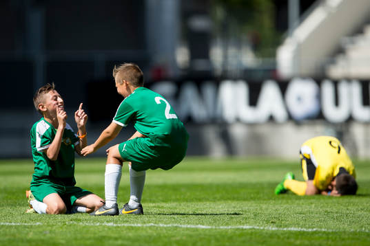 Hammarby spelare jublar av glädje medans en Efthymiades FA