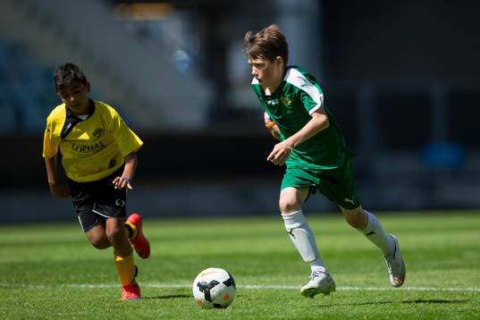 En Hammarby spelare med boll