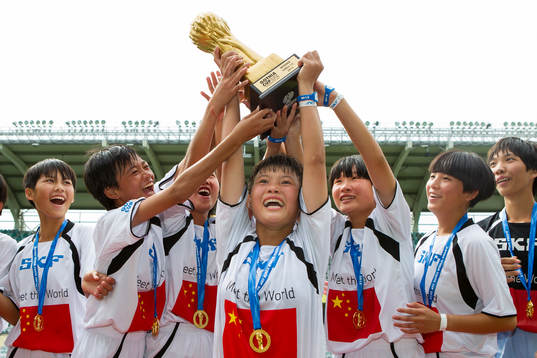 Vinnarna Hainan Qiongzhong lyfter pokalen