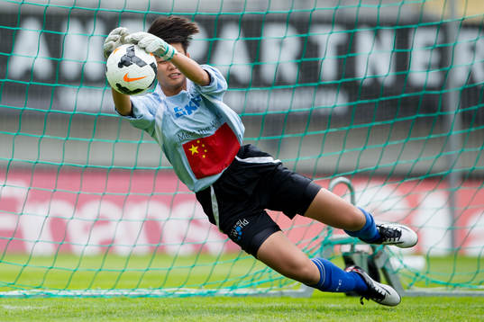 Hainan Qiongzhong målvakt räddar en straff i G12-finalen