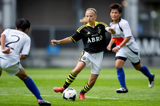En AIK spelare med bollen i G12-finalen i Gothia Cup mellan