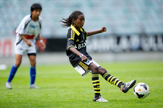 En AIK spelare med bollen i G12-finalen i Gothia Cup mellan