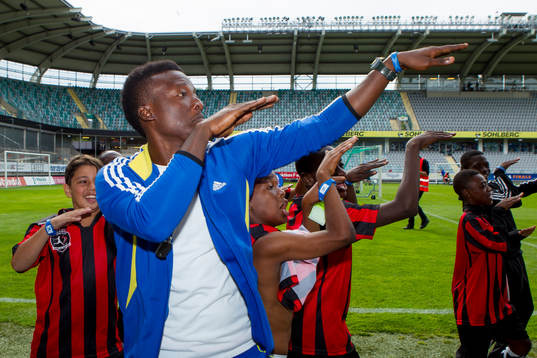 Lizzy Football Club dansar och jublar