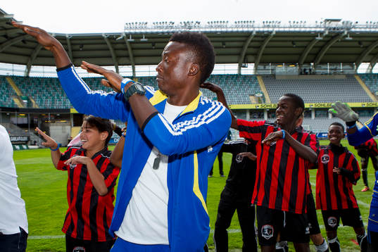Lizzy Football Club dansar och jublar