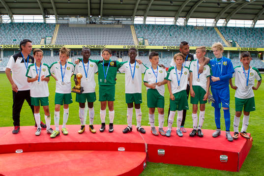 Hammarby med silvermedaljer och pokal