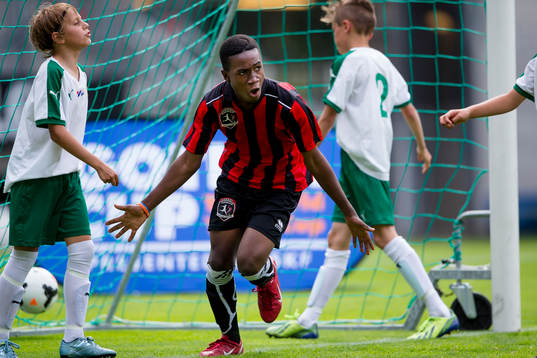 En spelare i Lizzy Football Club jublar