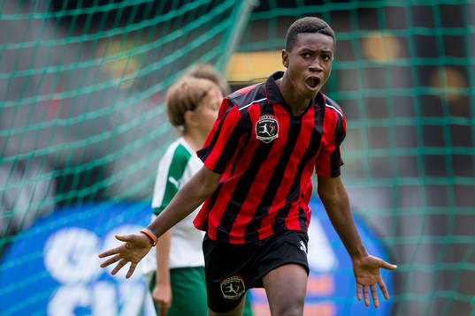 En spelare i Lizzy Football Club jublar