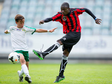 En spelare i Lizzy Football Club skjuter ett skott