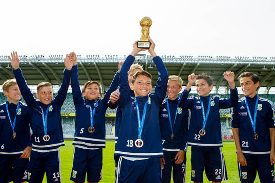IFK Göteborg med bronsmedaljer och pokal i B12 i Gothia Cup