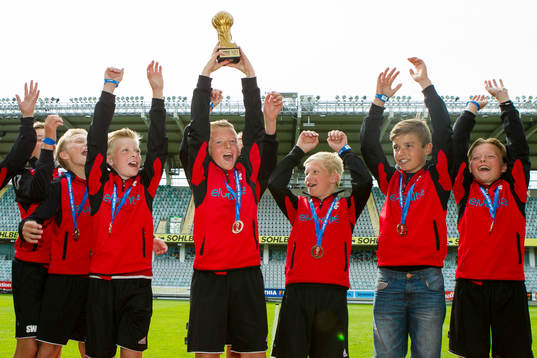 FBK Karlstad med bronsmedaljer och pokal i B12 i Gothia Cup