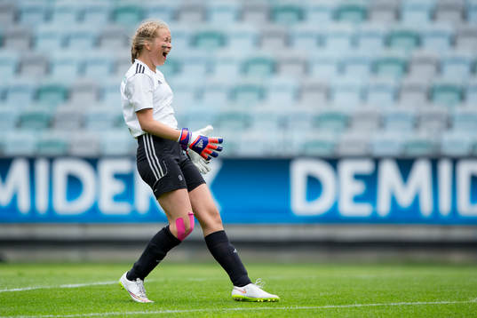 JyPK 02 Uniteds målvakt jublar