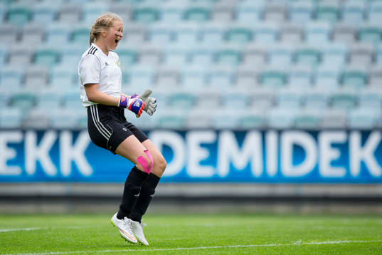 JyPK 02 Uniteds målvakt jublar