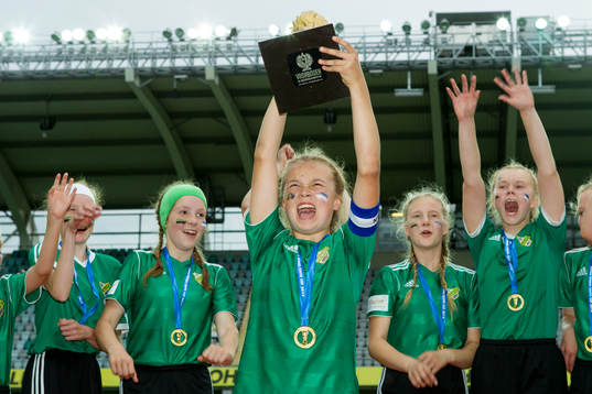 JyPK 02 Uniteds lagkapten lyfter pokalen