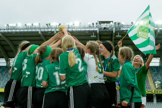 JyPK 02 United lyfter pokalen