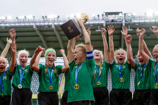 JyPK 02 Uniteds lagkapten lyfter pokalen