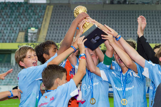 Malmö FF spelare jublar och lyfter pokalen
