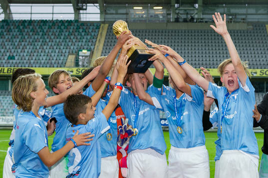 Malmö FF spelare jublar och lyfter pokalen