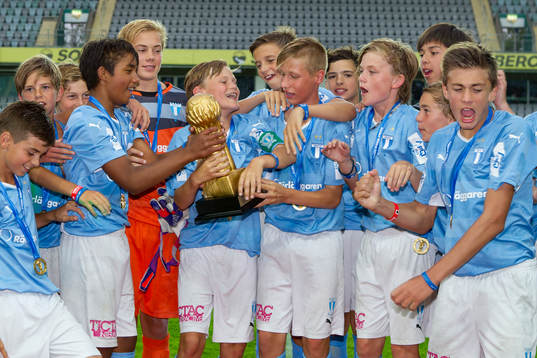 Malmö FF spelare jublar och lyfter pokalen