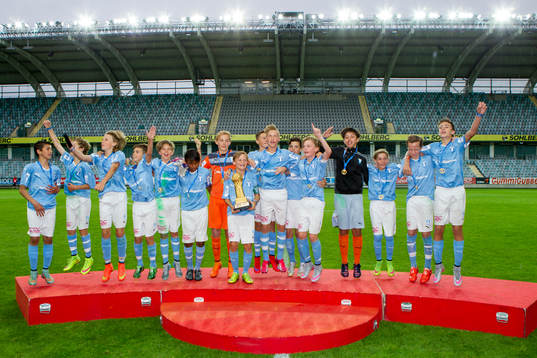 Malmö FF spelare jublar och lyfter pokalen