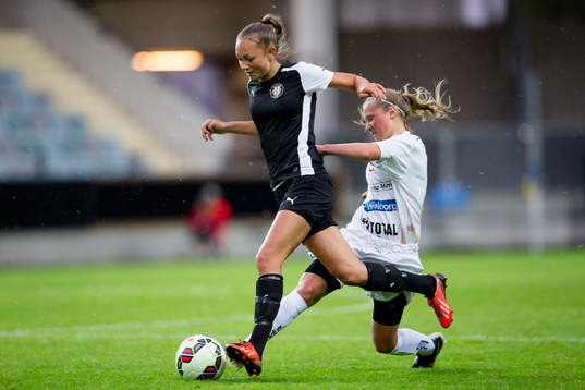 BK Höllviken spelare blir fälld av LB07 spelare