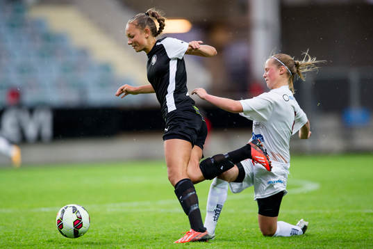 BK Höllviken spelare blir fälld av LB07 spelare
