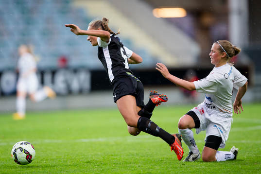 BK Höllviken spelare blir fälld av LB07 spelare