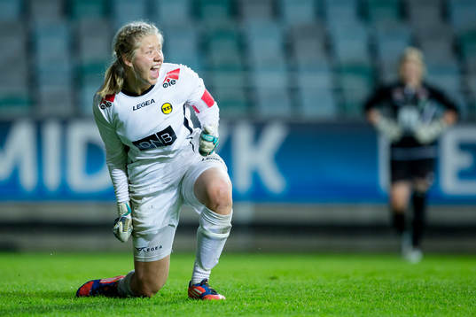 LSK kvinner FKs målvakt jublar