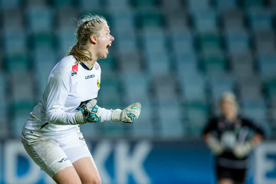 LSK kvinner FKs målvakt jublar