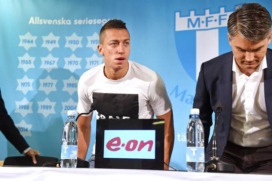 Nikola Djurdjic kommer in till en presskonferens där han