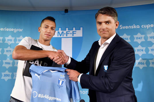 Nikola Djurdjic får sin matchtröja av Malmö FFs VD