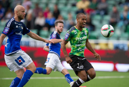 Halmstads Junes Barny med boll jagas av Sundsvalls Stefan