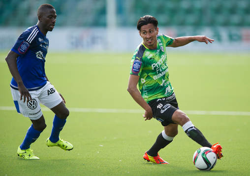 Halmstads Antonio Rojas med boll jagas av Sundsvalls Pa