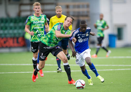 Sundsvalls Pa Amat Dibba med boll jagas av Halmstads