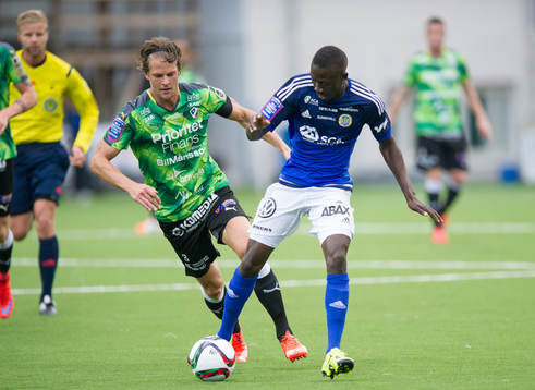 Sundsvalls Pa Amat Dibba med boll jagas av Halmstads
