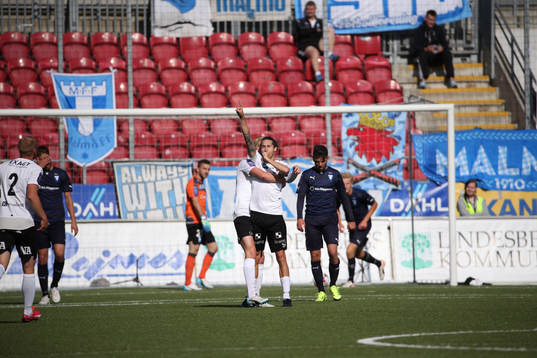 Örebros Daniel Nordmark gör 1-0 och jublar