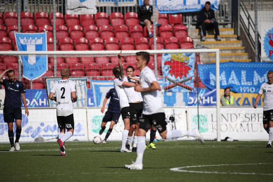 Örebros Daniel Nordmark gör 1-0 och jublar
