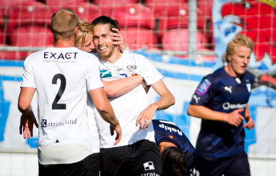 Örebros Daniel Nordmark gör 1-0 och jublar