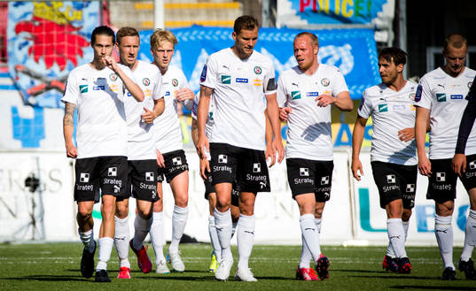 Örebros Daniel Nordmark gör 1-0 och jublar med Patrik