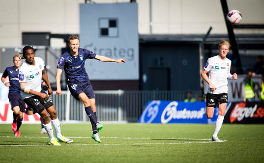 Malmö FFs Guillermo Molins testar skott