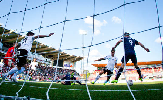 Malmö FFs Markus Rosenberg gör 1-2 som sen döms bort