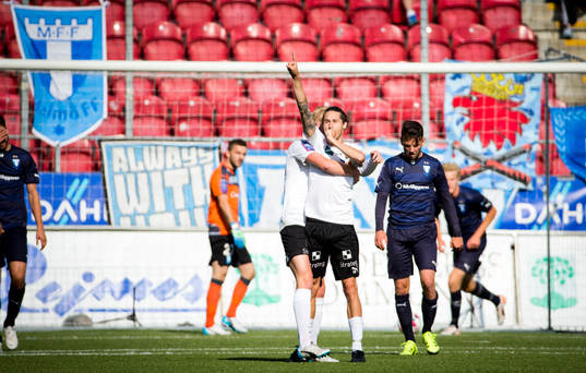 Örebros Daniel Nordmark gör 1-0 och jublar