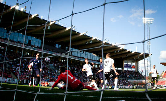 Malmö FFs Markus Rosenberg gör 1-1 på Örebros målvakt