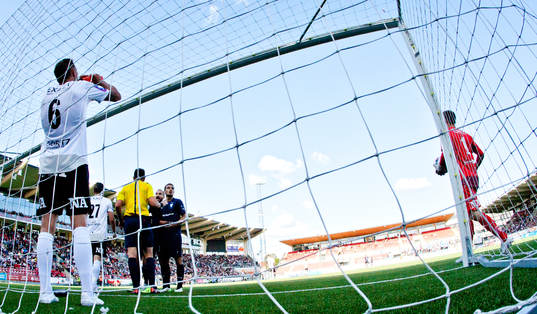 Domaren dömer bort Malmös 1-2 mål som Markus Rosenberg