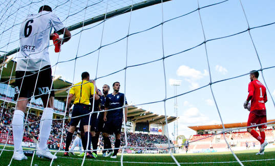 Domaren dömer bort Malmös 1-2 mål som Markus Rosenberg